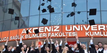 Akdeniz Üniversitesi Kumluca MYO'da mezuniyet coşkusu