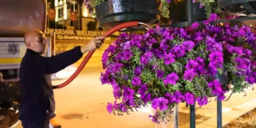 Eskişehir’de gece mesaisiyle yeşil alanlara can veriliyor